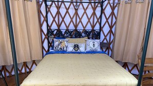 1 bedroom, WiFi, bed sheets - Beautiful Upstate New York Luxury Camping Yurt on a Farm (Granville)