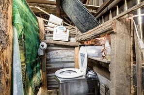 Secadora de cabello, toallas, jabón, shampoo 