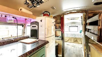 Refrigerador, microondas, parrilla de estufa y cafetera y tetera