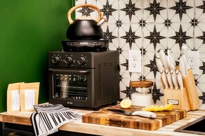 Frigorífic, placa de cuina i cafetera i tetera 