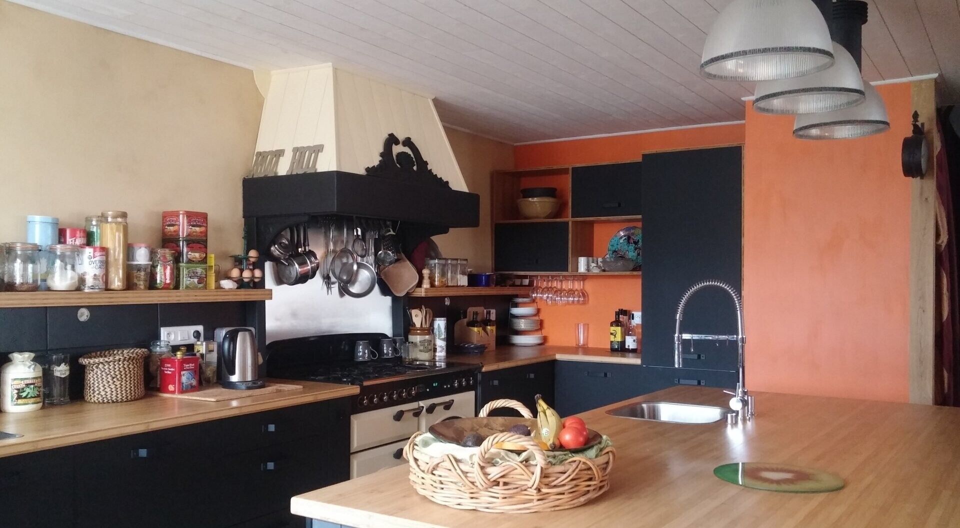 Refrigerador, microondas, cafetera y tetera y tetera eléctrica 