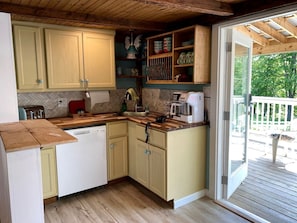 Wasserkocher mit Kaffee-/Teezubehör, Kühlschrank, Mikrowelle, Ofen