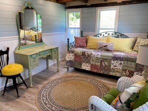 TV - Charming Cottage Rental in Granville, NY, for Family Vacations near Adirondack State Park (Granville)