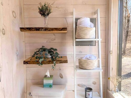 Cozy Tiny House on a Farm in Fredericksburg, Indiana - Perfect Romantic Glamping Destination