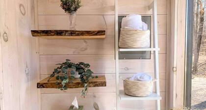 Cozy Tiny House on a Farm in Fredericksburg, Indiana - Perfect Romantic Glamping Destination