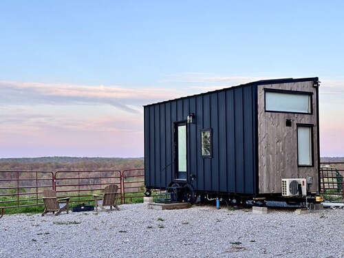 Cozy Tiny House on a Farm in Fredericksburg, Indiana - Perfect Romantic Glamping Destination