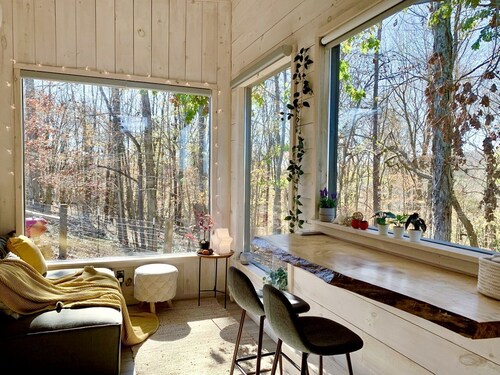 Cozy Tiny House on a Farm in Fredericksburg, Indiana - Perfect Romantic Glamping Destination