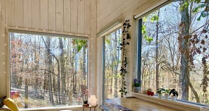 Cozy Tiny House on a Farm in Fredericksburg, Indiana - Perfect Romantic Glamping Destination