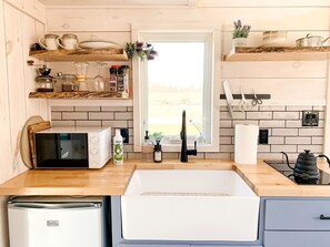Cafetera y tetera, refrigerador, microondas y parrilla de estufa 