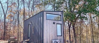 Cozy Tiny House on a Farm in Fredericksburg, Indiana - Perfect Romantic Glamping Destination
