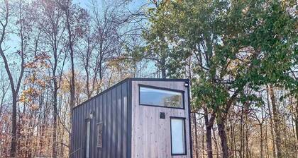 Cozy Tiny House on a Farm in Fredericksburg, Indiana - Perfect Romantic Glamping Destination