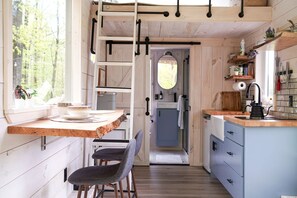 Coffee/tea maker, fridge, microwave, stovetop