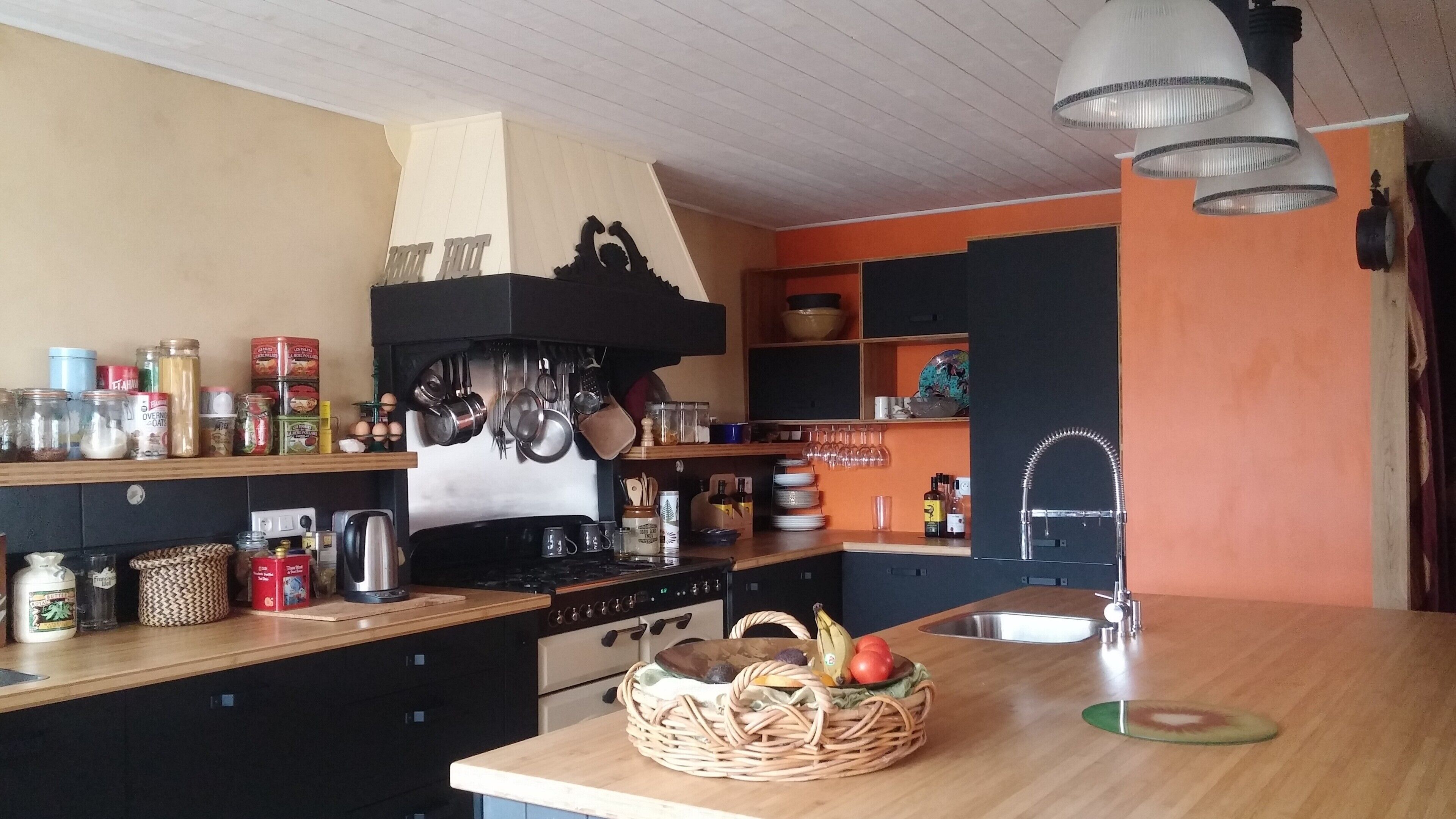 Réfrigérateur, micro-ondes, cafetière/bouilloire, bouilloire électrique