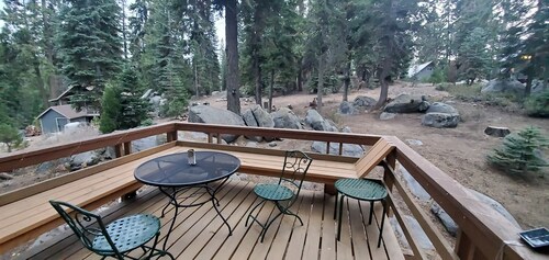 Blue Jay's Nest Sequoia Cabin in Ponderosa, CA