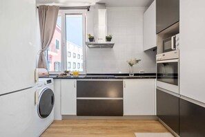 ثلاجة، ميكروويف، فرن، محمصة خبز