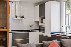 ثلاجة، ميكروويف، فرن، محمصة خبز