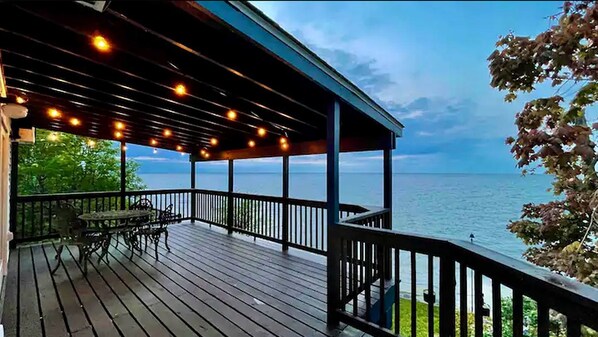 Outdoor dining - Lakefront Cottage with Spacious Deck and Great Views in NY (Somerset)