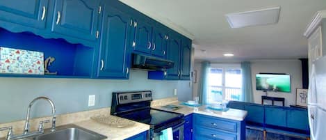 Fridge, oven, stovetop, coffee/tea maker