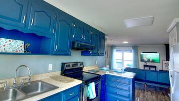 Een koelkast, een oven, een kookplaat, een koffiezetapparaat/waterkoker