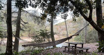 Glamping Treehouse Nestled by the Chestatee River, Perfect for Families or Friends Seeking adventure and Relaxation in Dahlonega, Georgia