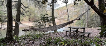 Glamping Treehouse Nestled by the Chestatee River, Perfect for Families or Friends Seeking adventure and Relaxation in Dahlonega, Georgia