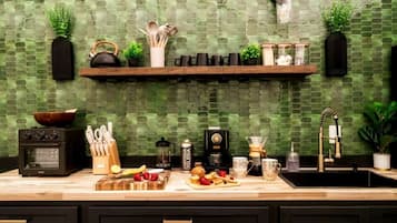 Refrigerador, placa de cocina, cafetera/tetera, utensilios de cocina