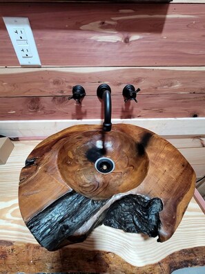 Toallas, jabón, shampoo, papel de baño 