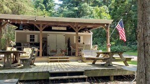 Outdoor dining - Private Pet-Friendly Cabins with Fire Pit for Nature Escapes in Clear Spring, Maryland, for Memorable Family Glamping Trips (Clear Spring)
