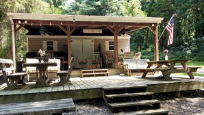 Outdoor dining - Private Pet-Friendly Cabins with Fire Pit for Nature Escapes in Clear Spring, Maryland, for Memorable Family Glamping Trips (Clear Spring)