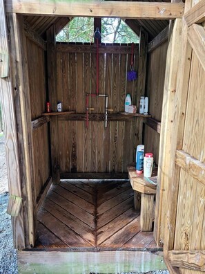 Property grounds - Private Pet-Friendly Cabins with Fire Pit for Nature Escapes in Clear Spring, Maryland, for Memorable Family Glamping Trips (Clear Spring)