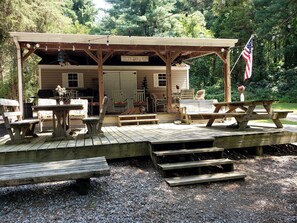 Outdoor dining - Private Pet-Friendly Cabins with Fire Pit for Nature Escapes in Clear Spring, Maryland, for Memorable Family Glamping Trips (Clear Spring)