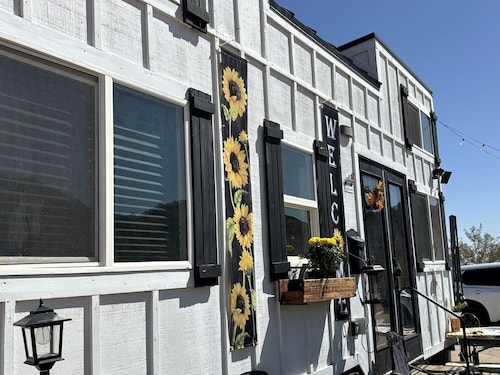 Remote Modern Tiny House with Deck, BBQ and Mountain Views in Arizona