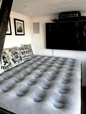 1 bedroom, desk, bed sheets