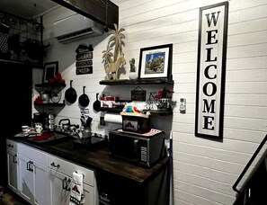 ثلاجة، ماكينة لصنع القهوة/الشاي، مستلزمات طهي/أطباق/أوعية