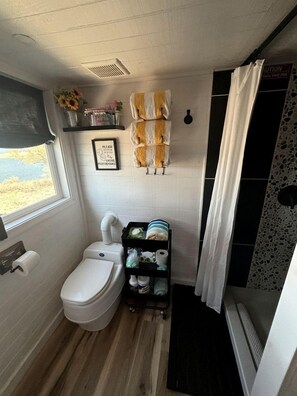 Towels, soap, shampoo, toilet paper - Remote Modern Tiny House with Deck, BBQ and Mountain Views in Arizona (Maricopa)