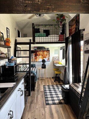 1 間睡房、書桌、床單