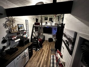 1 slaapkamer, een bureau, beddengoed