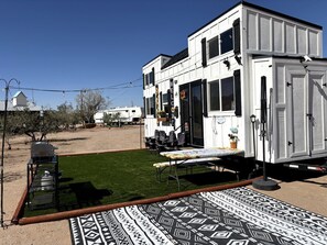 Outdoor dining - Remote Modern Tiny House with Deck, BBQ and Mountain Views in Arizona (Maricopa)