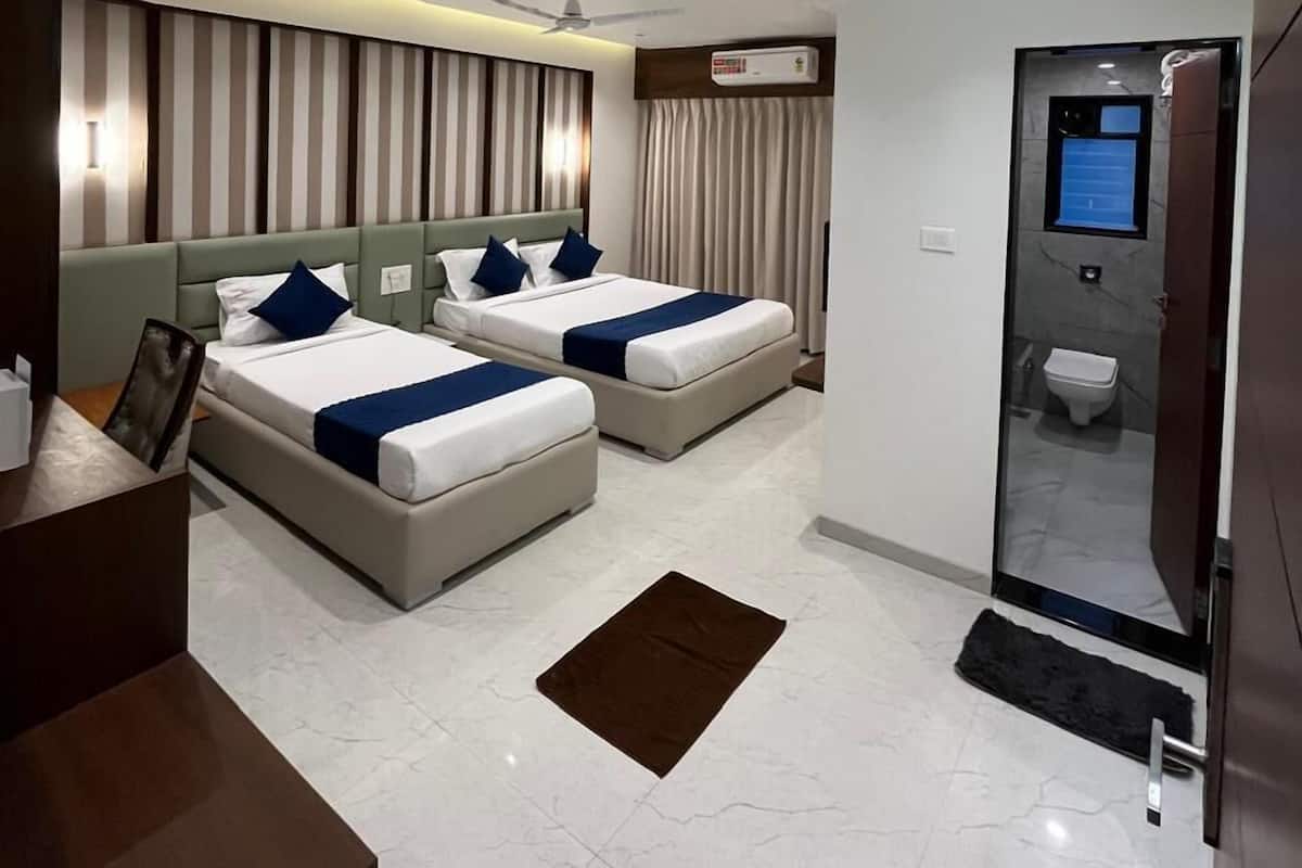 Deluxe Triple Room | Desk