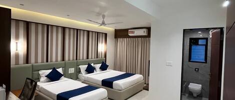 Deluxe Triple Room | Desk