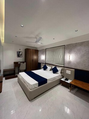 Deluxe Double Room | Desk