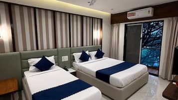 Deluxe Triple Room | Desk