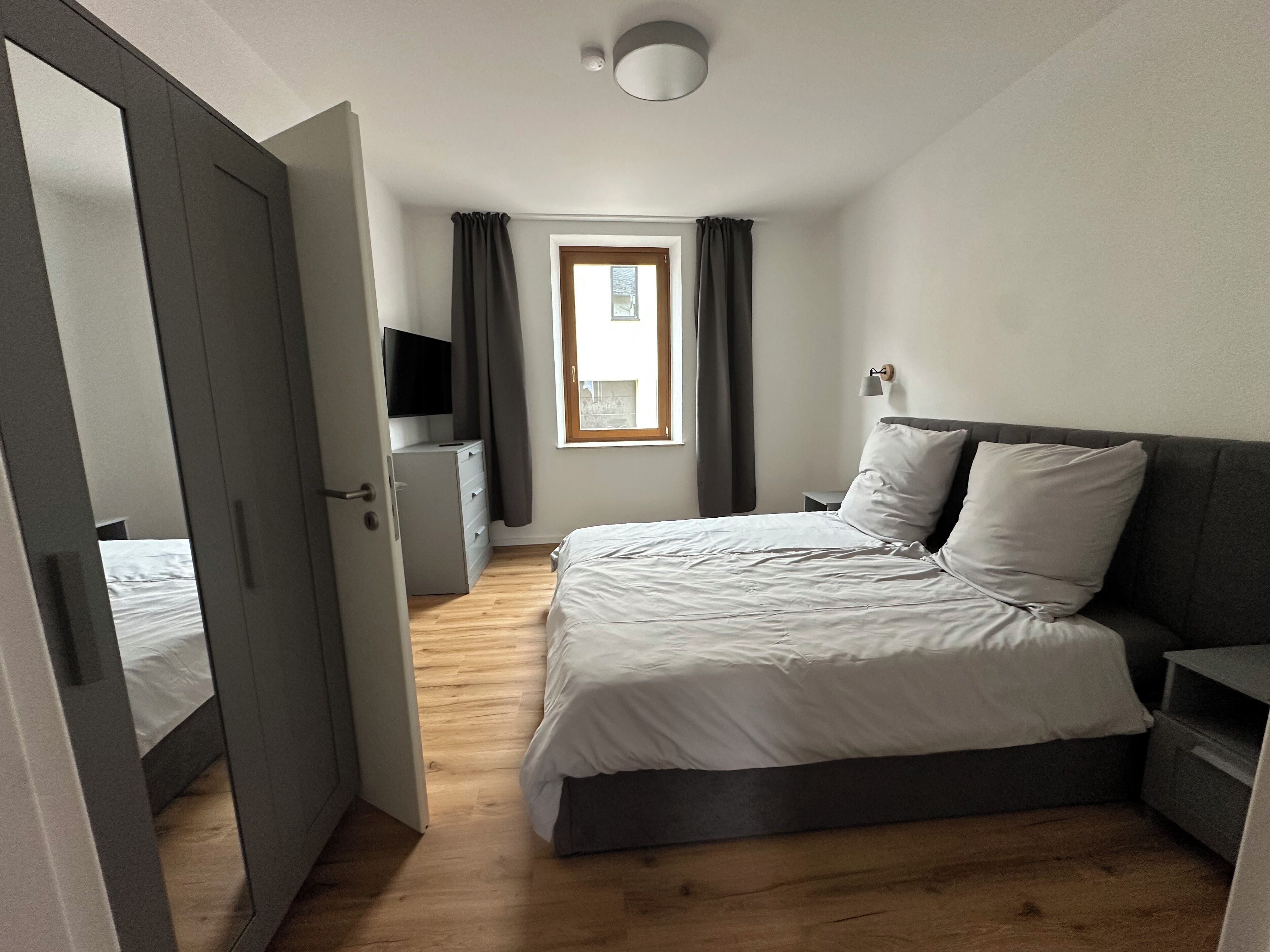 1 dormitori, planxa i posts de planxar, wifi i roba de llit 