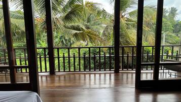 2 bedrooms, iron/ironing board, internet, bed sheets