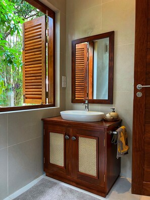 Shower, hair dryer, towels, soap - Charming nature villa escape, close to Colombo (Malabe)