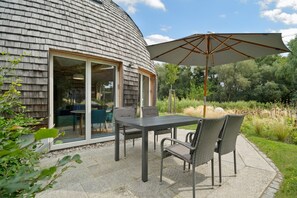 تناول الطعام بالخارج