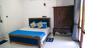 5 bedrooms, iron/ironing board, Internet, bed sheets