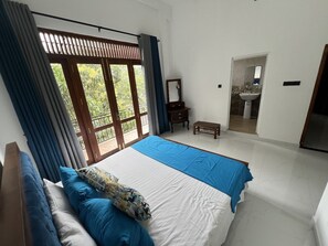 5 bedrooms, iron/ironing board, internet, bed sheets