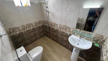 Ducha, secador de pelo, bidet, toallas