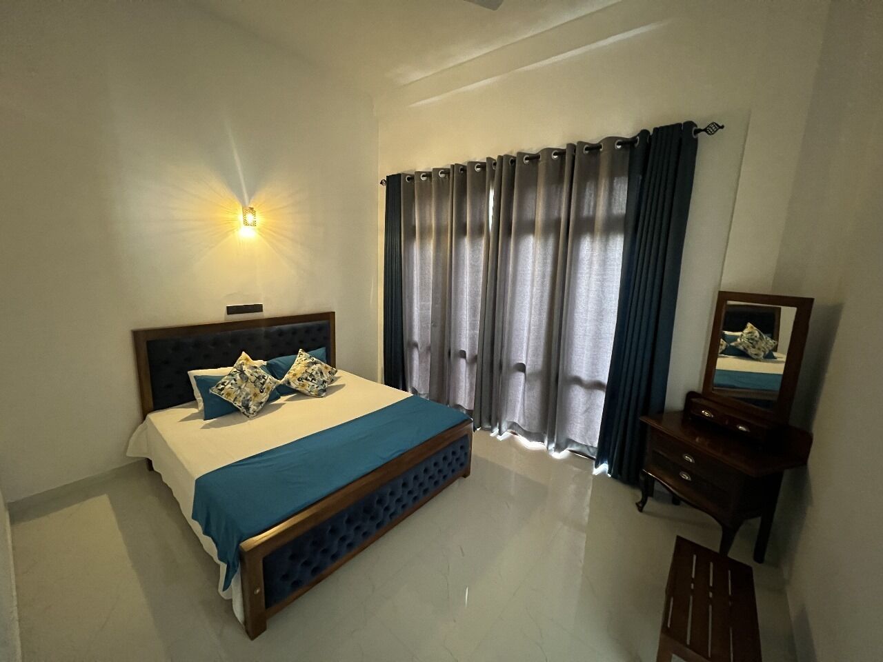 5 habitaciones, tabla de planchar con plancha y acceso a internet 